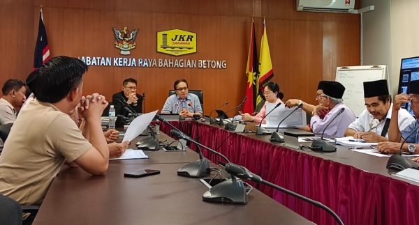 Projek naik taraf jalan ladang DUN Saribas giat dilaksana