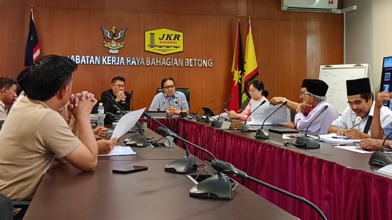 Projek naik taraf jalan ladang DUN Saribas giat dilaksana