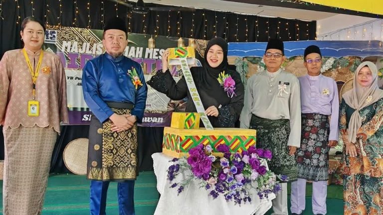 Pelajar IPT anak Sarawak boleh mohon laptop percuma