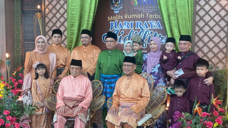 Premier Sarawak serikan Rumah Terbuka Aidilfitri MUT