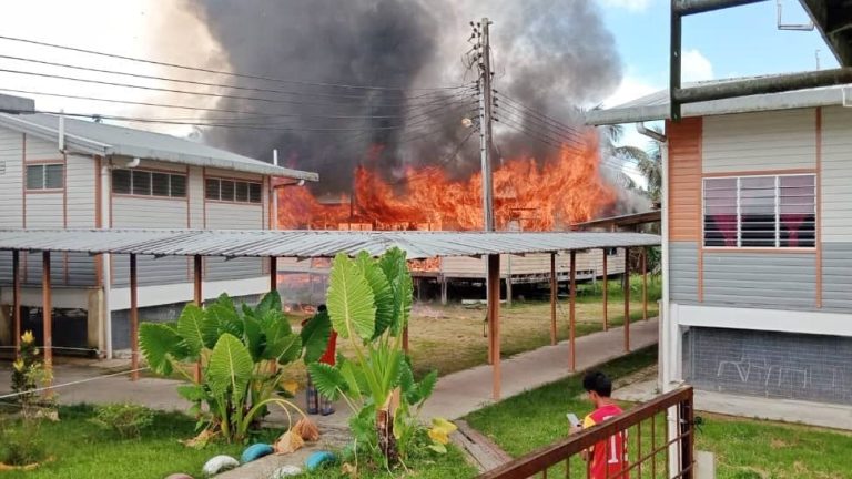 Dua blok kuarters guru SK Perpat musnah terbakar