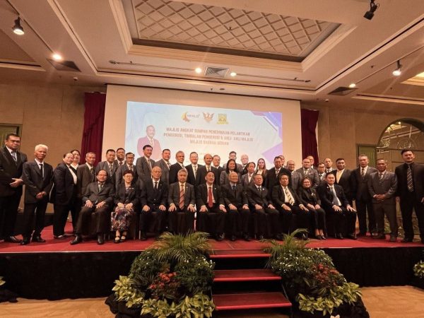 32 Ahli Majlis Daerah Serian angkat sumpat jawatan