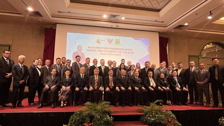 32 Ahli Majlis Daerah Serian angkat sumpat jawatan