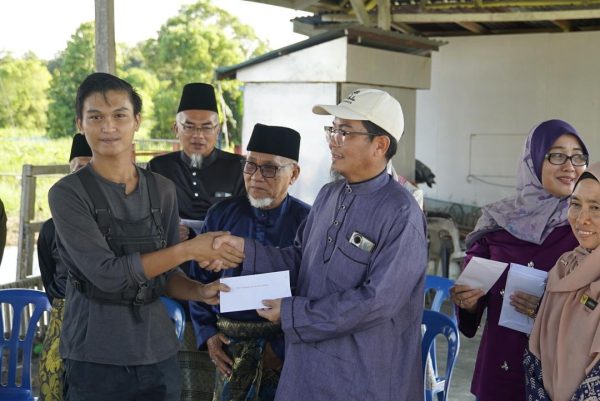 Mangsa titian roboh di Kampung Jemoreng Hilir dibantu