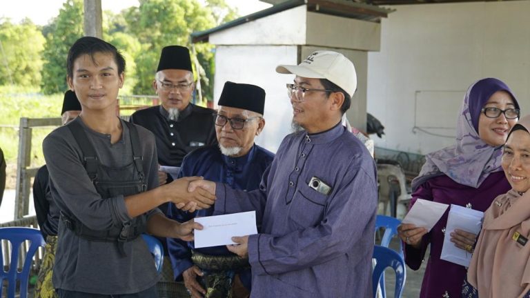 Mangsa titian roboh di Kampung Jemoreng Hilir dibantu