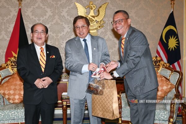 Abdullah sumbang ikan lumek salai kepada wakil rakyat, ketua jabatan