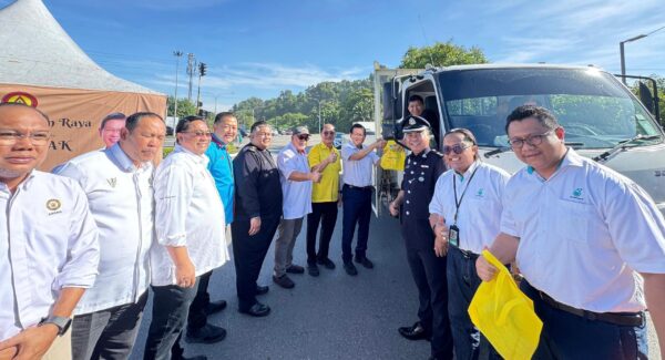 Pelekat mesej keselamatan jalan raya sempena Gawai Dayak dilancar