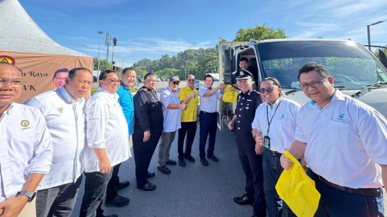 Pelekat mesej keselamatan jalan raya sempena Gawai Dayak dilancar