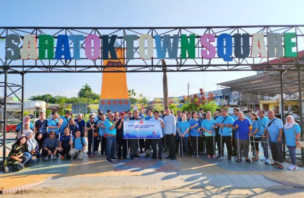 Tunjukkan sikap prihatin terhadap pemegang tongkat putih