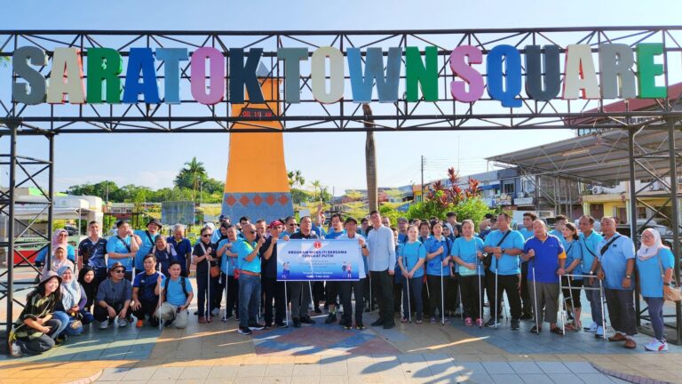 Tunjukkan sikap prihatin terhadap pemegang tongkat putih