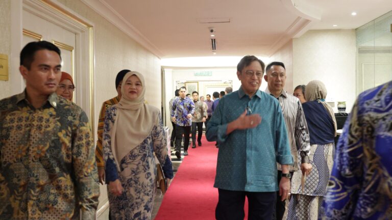 Guna bahasa Inggeris kuasai ilmu baharu – Premier