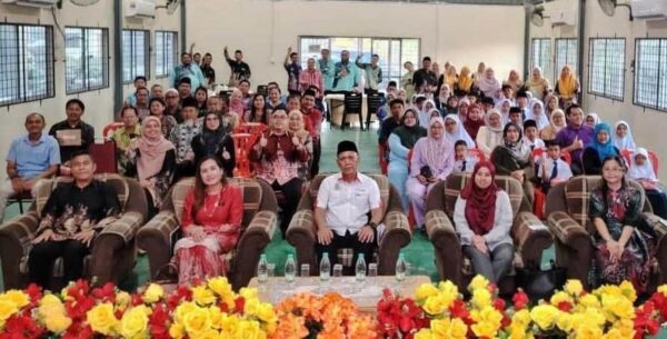Murid SK Abang Abdul Rahman Saratok terima bantuan