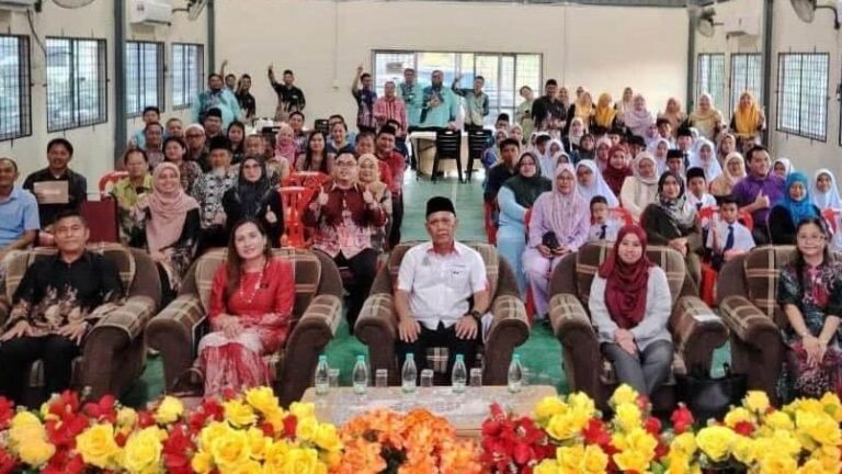 Murid SK Abang Abdul Rahman Saratok terima bantuan