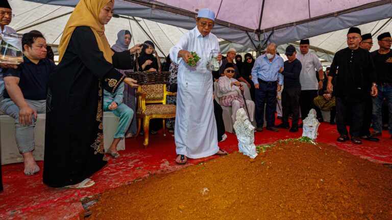 Jenazah Datuk Amar Juma’ani selamat dikebumi