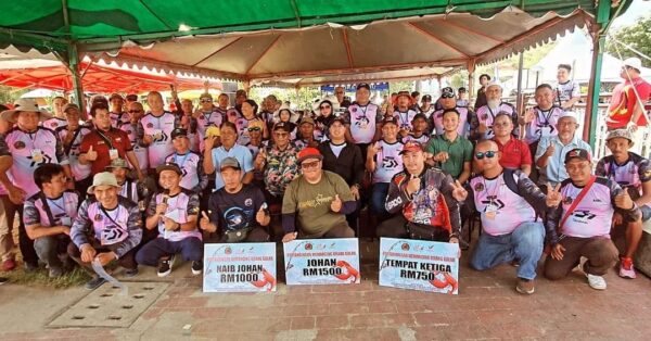 Pertandingan memancing udang galah