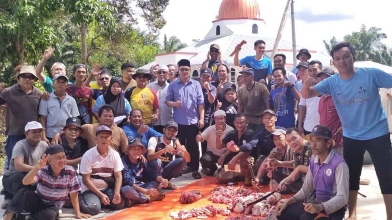 Golongan asnaf dan kurang mampu antara penerima daging korban
