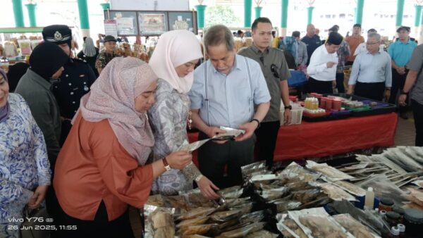 TYT, isteri santuni peniaga Pasar Tamu Bintulu