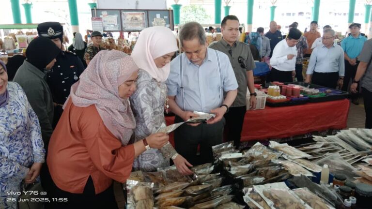 TYT, isteri santuni peniaga Pasar Tamu Bintulu