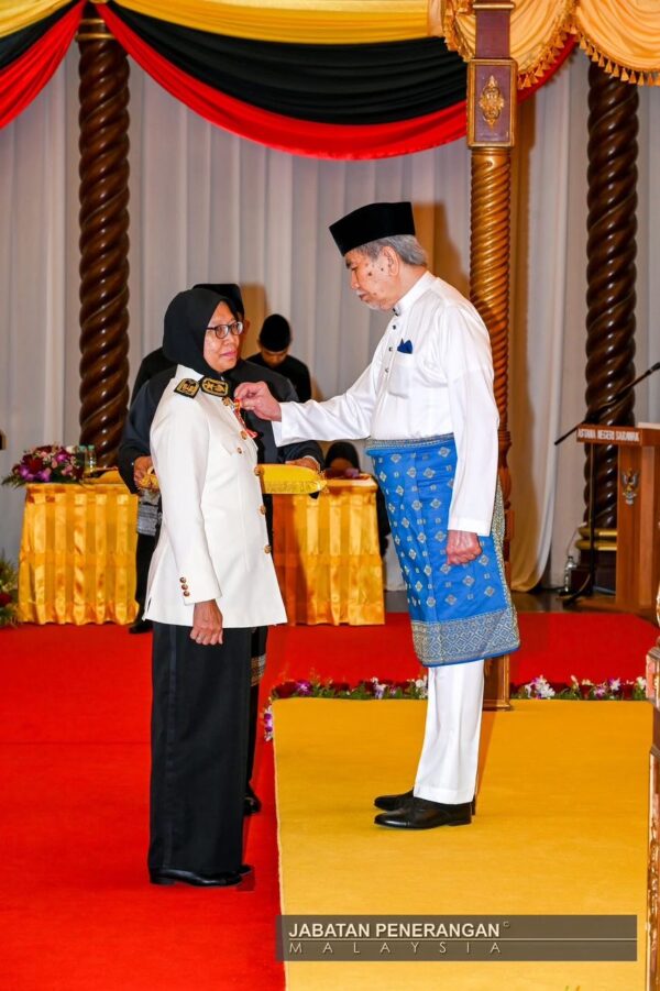 141 penerima terima pingat dan darjah kebesaran Sarawak