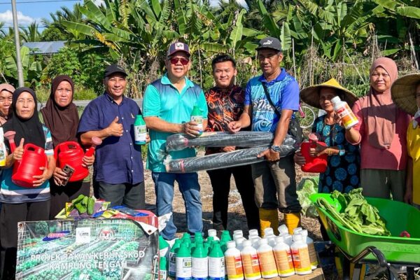 Peserta Projek Rakan Kebun Daro terima sumbangan
