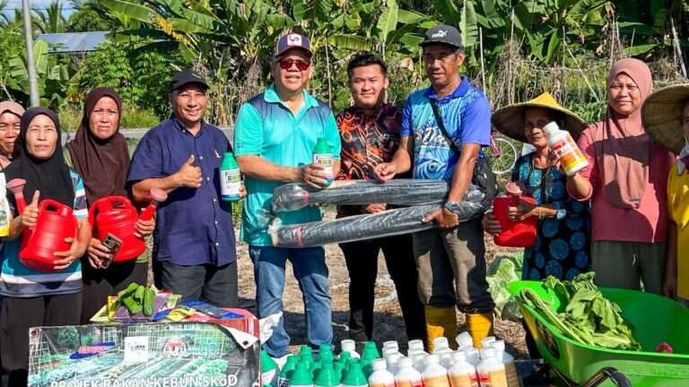 Peserta Projek Rakan Kebun Daro terima sumbangan