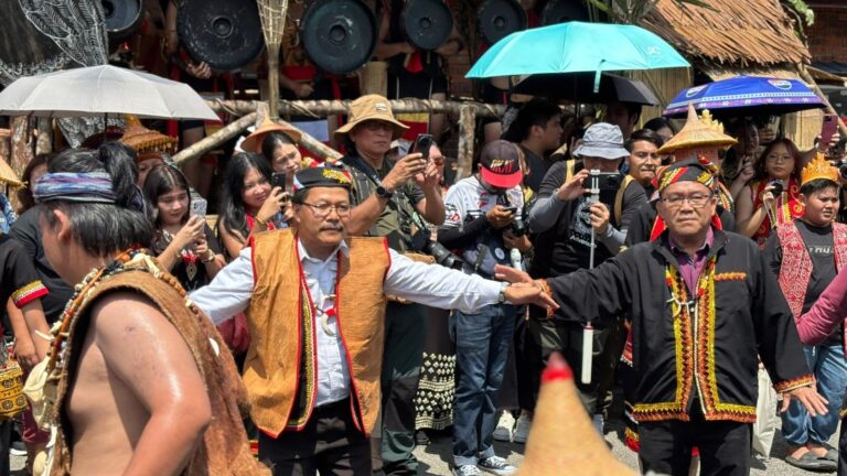 Perarakan Gawai Dayak pamerkan keunikan etnik Bidayuh
