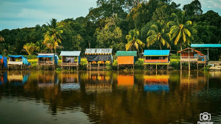 Langko hiasi tebing Sungai Krian sempena Pesta Saratok
