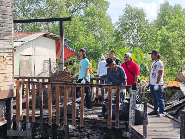 Masyarakat gotong-royong bersihkan tapak kebakaran Kampung Sebuan Besar