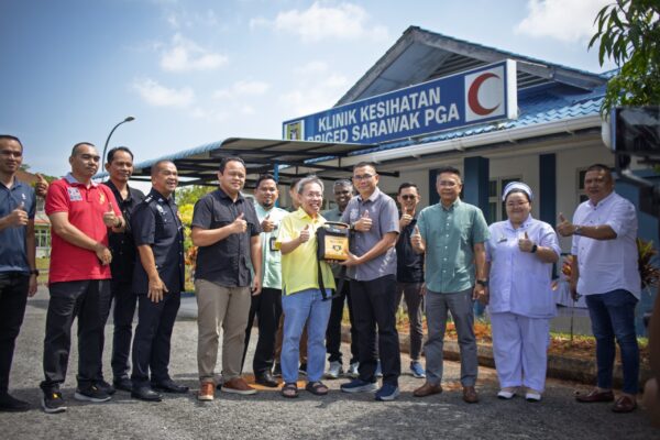 Briged Sarawak PGA terima sumbangan mesin AED