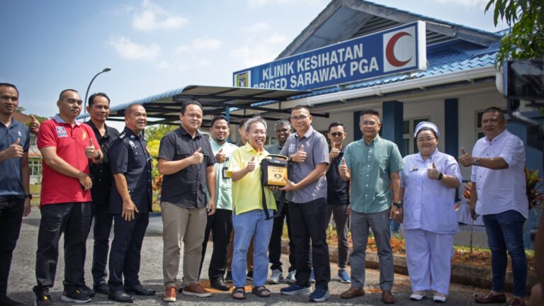Briged Sarawak PGA terima sumbangan mesin AED