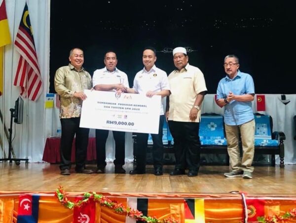Sekolah menengah Parlimen Batang Lupar terima televisyen pintar