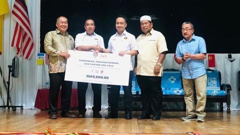 Sekolah menengah Parlimen Batang Lupar terima televisyen pintar