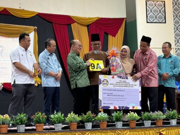 SMK Spaoh terima sumbangan ADUN Bukit Saban, Ahli Parlimen Betong