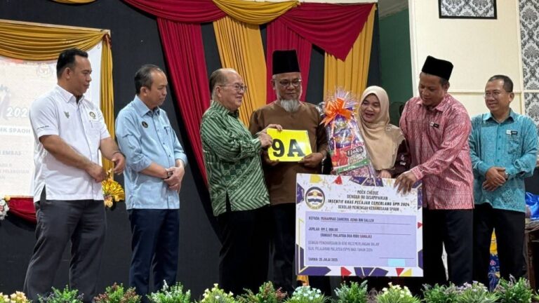 SMK Spaoh terima sumbangan ADUN Bukit Saban, Ahli Parlimen Betong