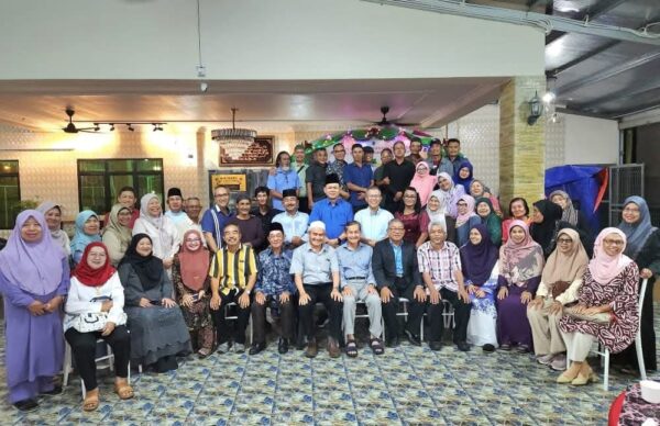 Bekas pelajar, guru SMK Bahasa Malaysia Saratok sesi 1979 dipertemukan semula