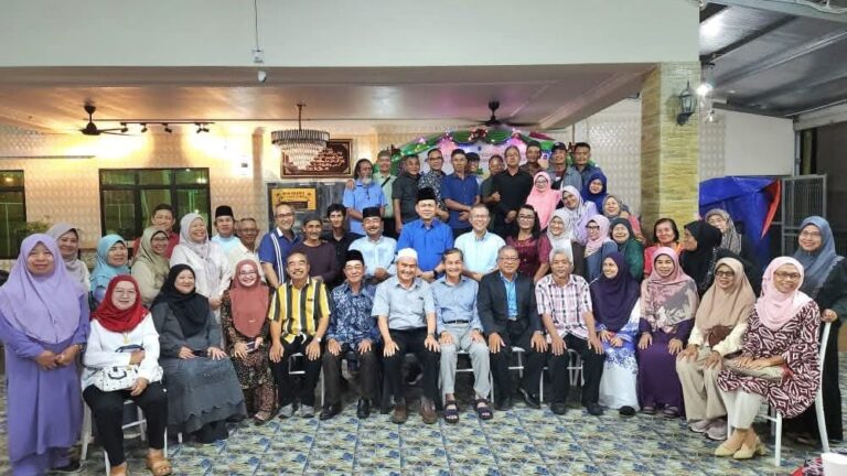 Bekas pelajar, guru SMK Bahasa Malaysia Saratok sesi 1979 dipertemukan semula