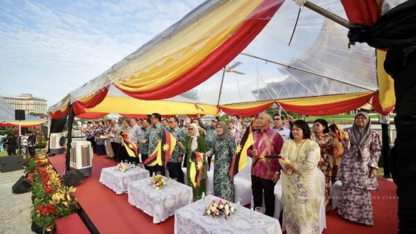 Upacara naik Bendera Ibu Pertiwi, mercu tanda bandar raya