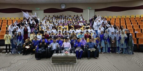 Program kecemerlangan SPM UNIMAS bantu pelajar buat persediaan