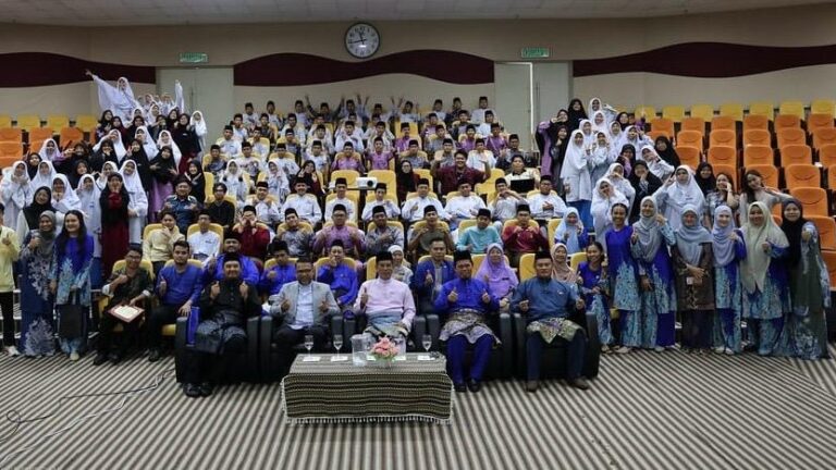 Program kecemerlangan SPM UNIMAS bantu pelajar buat persediaan