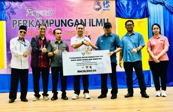 Empat sekolah menengah terima televisyen pintar
