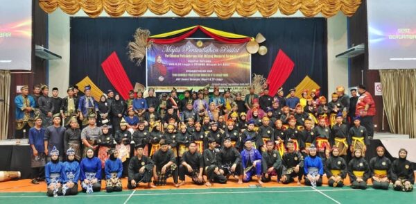 Pesilat silat terima Pentauliahan Pesilat Pertubuhan Persaudaraan Silat Mayang Mengurai Sarawak