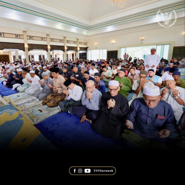 Tun Dr Wan Junaidi menunaikan solat Jumaat di Masjid Darul Hana