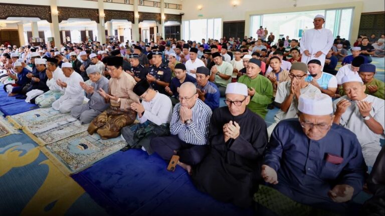 Tun Dr Wan Junaidi menunaikan solat Jumaat di Masjid Darul Hana