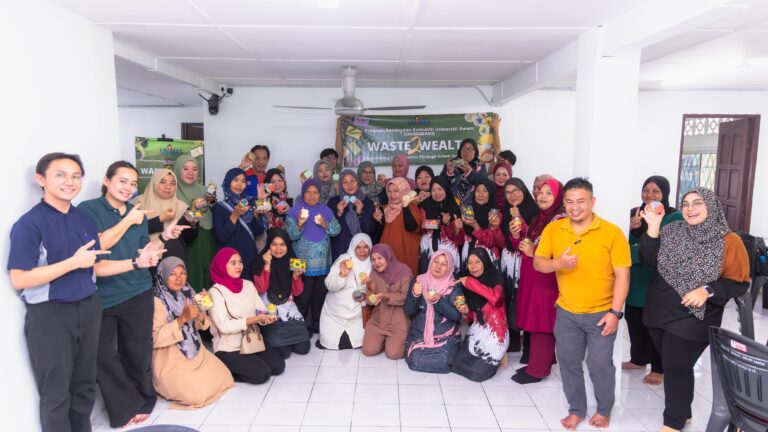 Program pembuatan sabun, lilin inisiatif Waste to Wealth di Kampung Baru