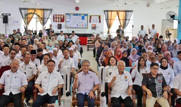 Ujian Penilaian Program Dwi Bahasa sebagai penanda aras keberkesanan program sekolah
