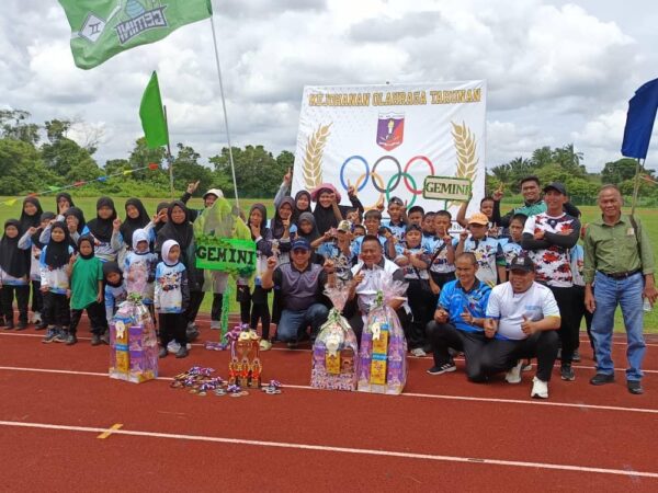 Pantau perkembangan anak-anak di sekolah