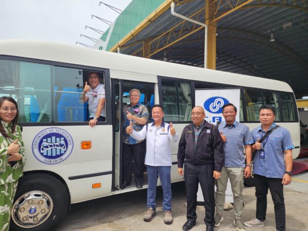 UTS terima dua bas mini sumbangan Kerajaan Sarawak