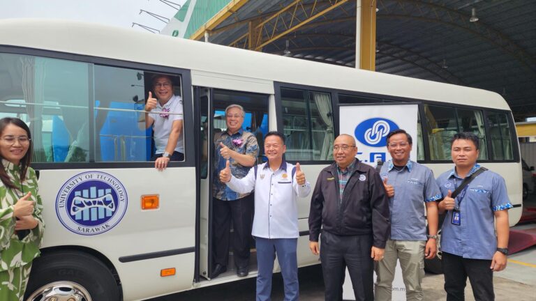 UTS terima dua bas mini sumbangan Kerajaan Sarawak