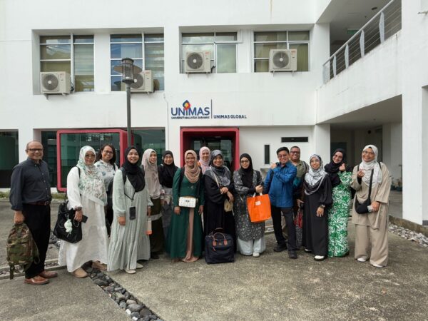 Guru pakar Bahasa Melayu dari Singapura kunjungi FPBK UNIMAS
