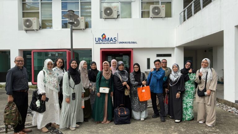 Guru pakar Bahasa Melayu dari Singapura kunjungi FPBK UNIMAS